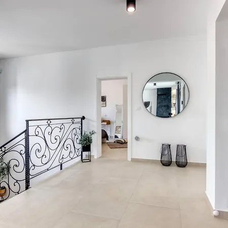 Design M Pula, Pjescana Uvala * بولا